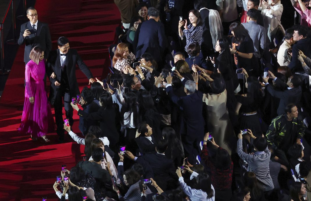 釜山电影节|周润发获颁亚洲电影人奖 韩语冧爆全场