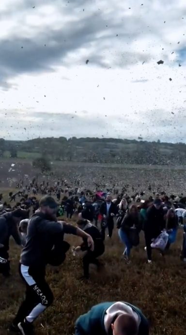 钱从天降！捷克富豪出谜题派100万美元 4000人成功解码到场捡钱