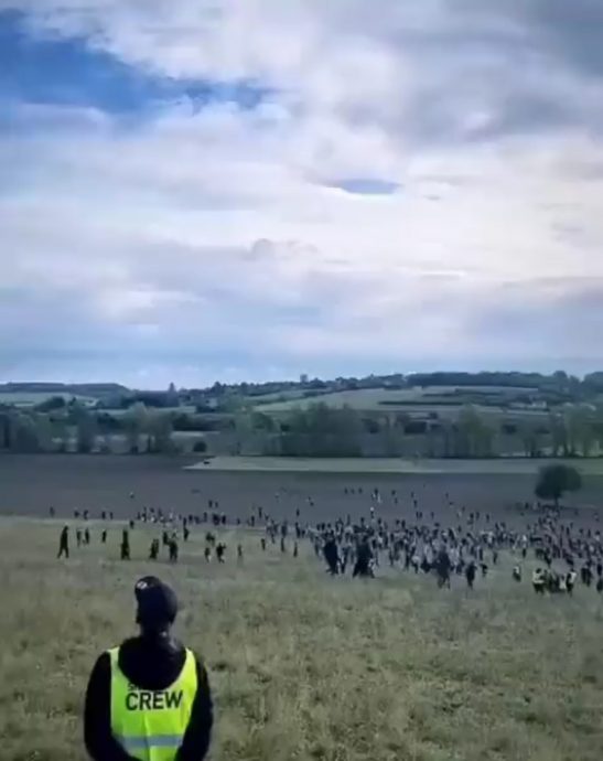 钱从天降！捷克富豪出谜题派100万美元 4000人成功解码到场捡钱