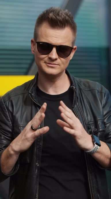 钱从天降！捷克富豪出谜题派100万美元 4000人成功解码到场捡钱