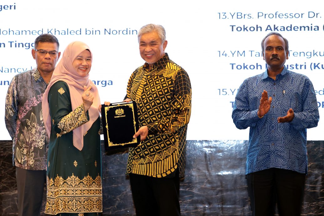 阿末扎希(前右)颁发委任状给国家技职教育与培训理事会成员之一的法丽娜,后排左起为赛夫丁和西华古玛。(马新社图)