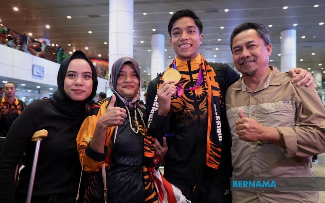 阿里夫亚运会摘金凯旋 爸爸:盼你再登世界之巅