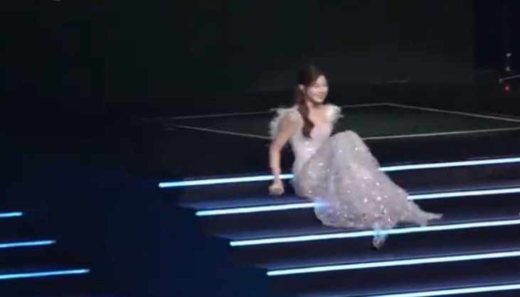 陈妍希小露事业线美炸 下秒糗跌坐台阶