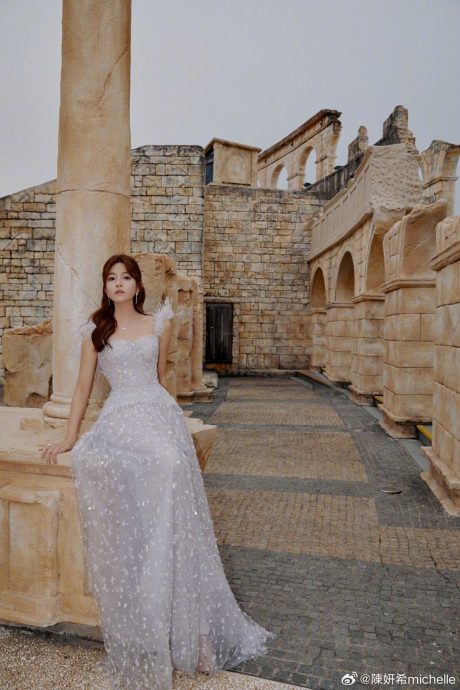 陈妍希小露事业线美炸 下秒糗跌坐台阶