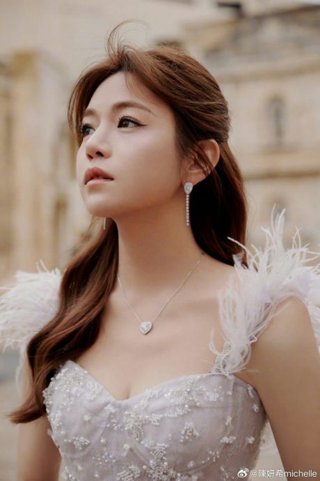 陈妍希小露事业线美炸 下秒糗跌坐台阶