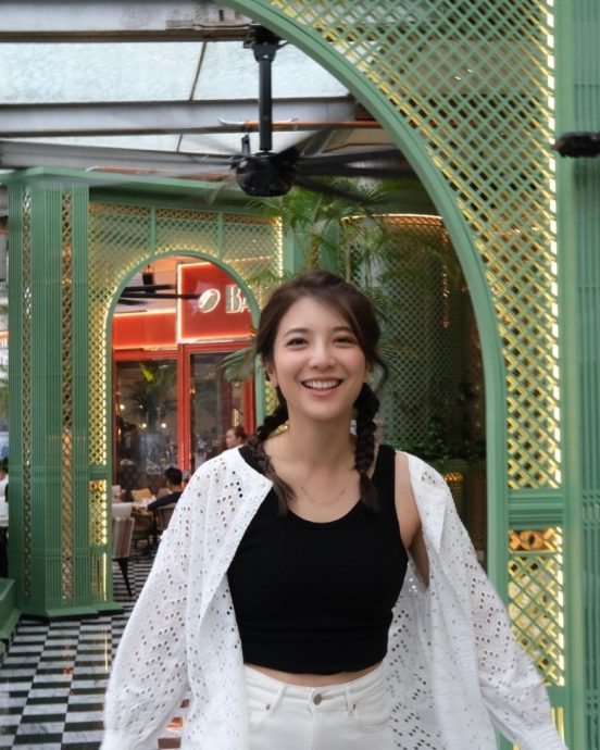 陈展鹏宠溺凝视单文柔 晒恩爱反被女儿萌照抢镜