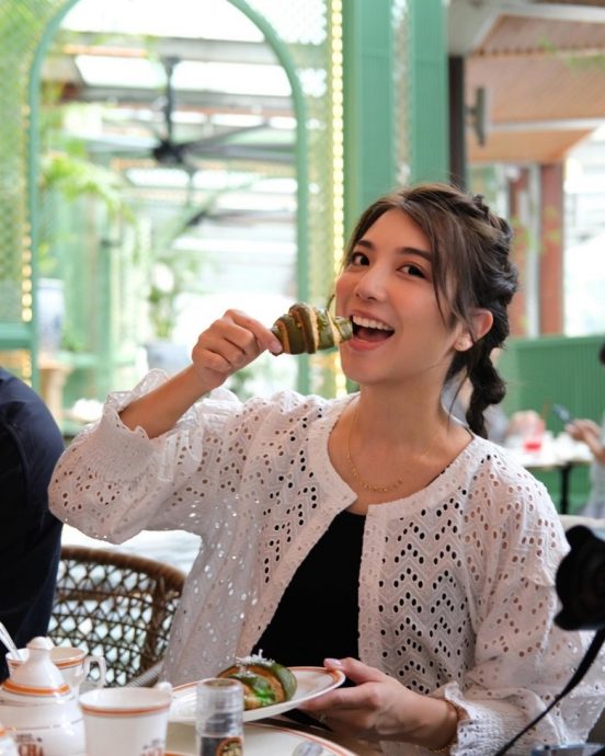 陈展鹏宠溺凝视单文柔 晒恩爱反被女儿萌照抢镜