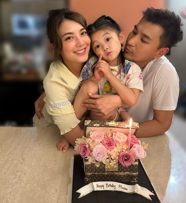 陈展鹏宠溺凝视单文柔 晒恩爱反被女儿萌照抢镜