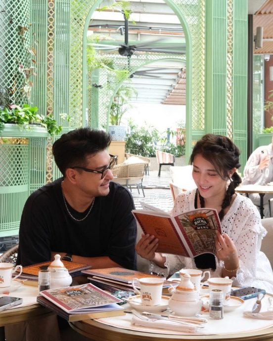 陈展鹏宠溺凝视单文柔 晒恩爱反被女儿萌照抢镜