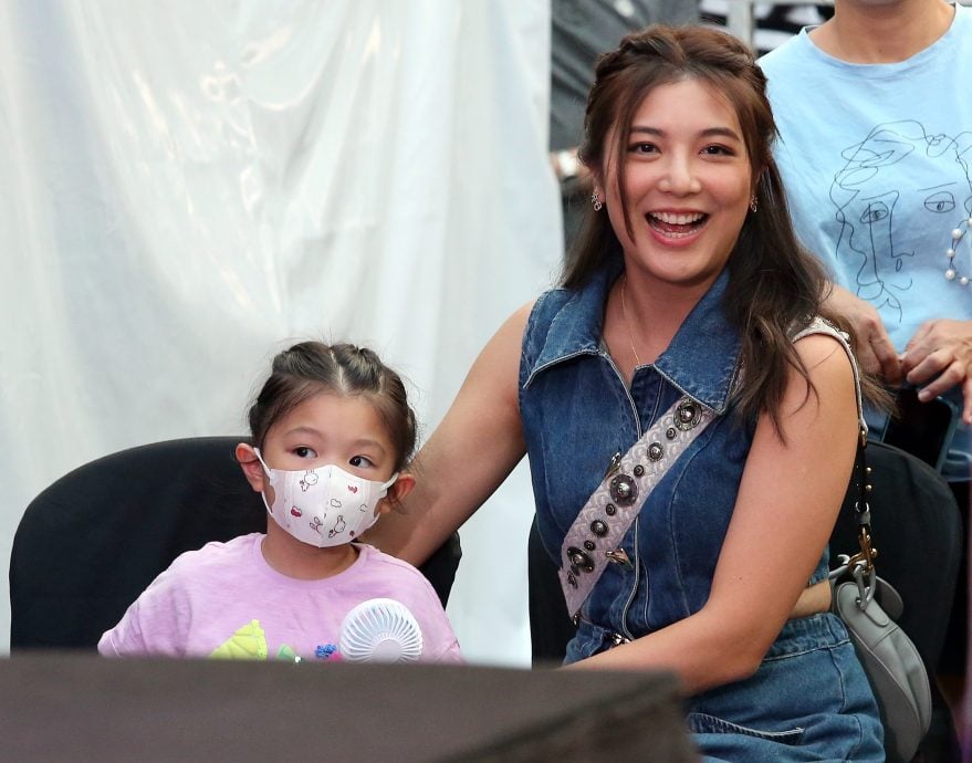 陈展鹏携妻女来马开工 小猪比暖喊爸爸加油