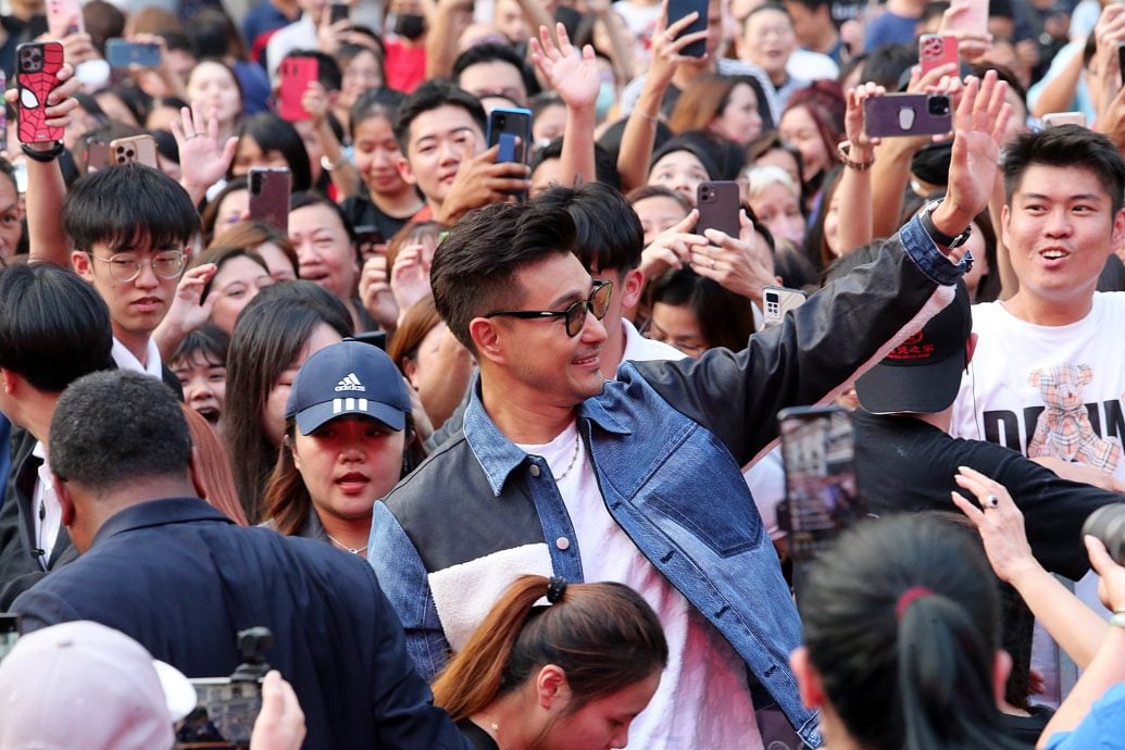 陈展鹏携妻女来马开工 小猪比暖喊爸爸加油