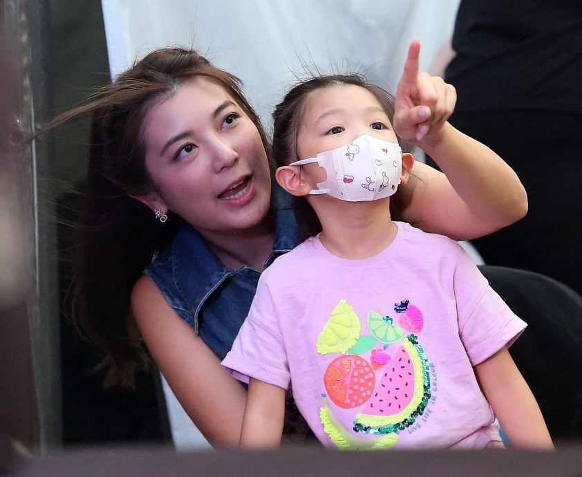 陈展鹏携妻女来马开工 小猪比暖喊爸爸加油