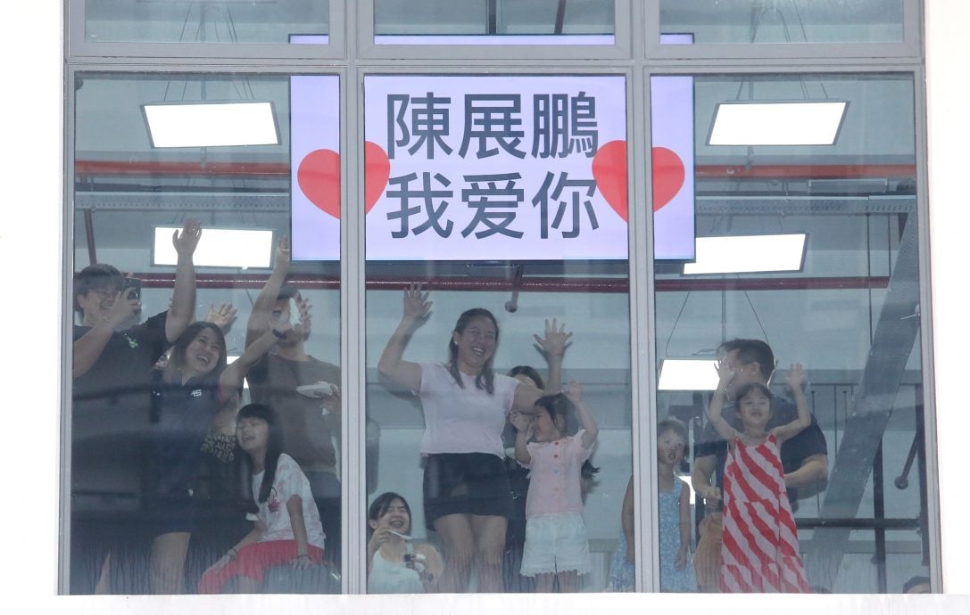 陈展鹏携妻女来马开工 小猪比暖喊爸爸加油