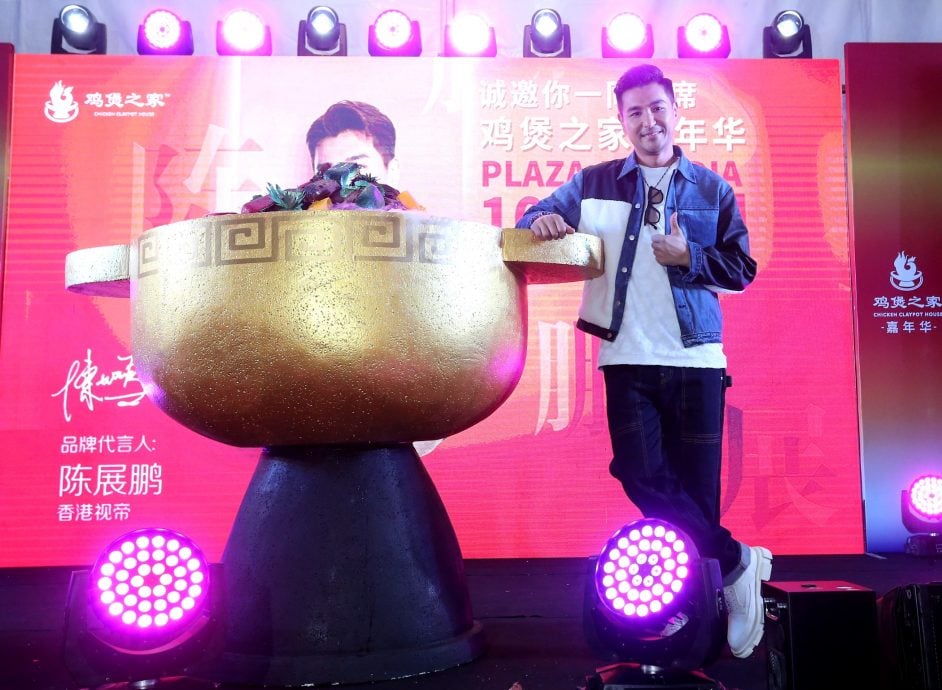 陈展鹏携妻女来马开工 小猪比暖喊爸爸加油