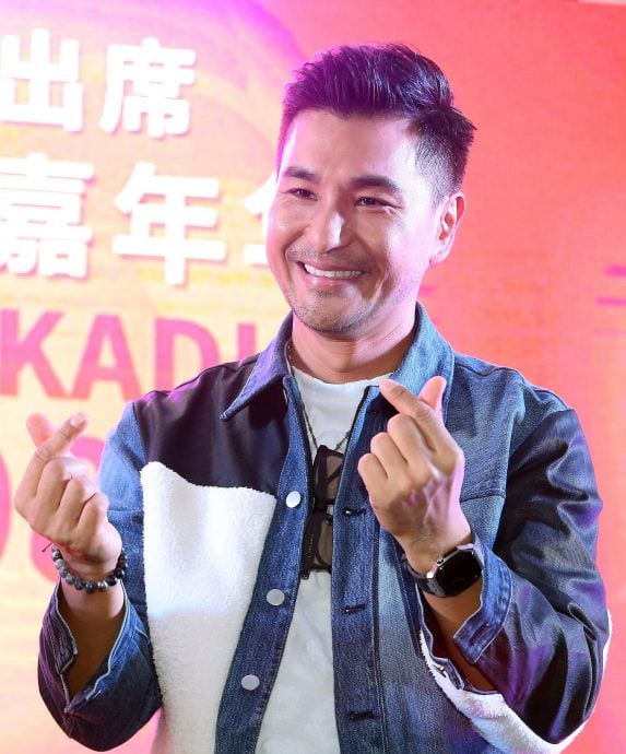 陈展鹏携妻女来马开工 小猪比暖喊爸爸加油