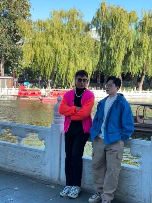 陈展鹏风骚现身北京 一身荧光粉造型冲击视觉