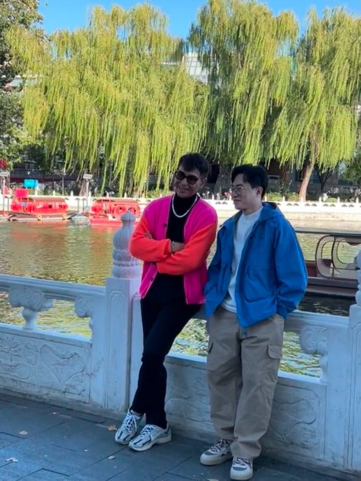 陈展鹏风骚现身北京 一身荧光粉造型冲击视觉