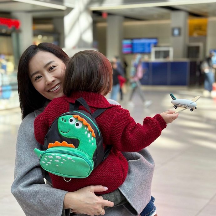 陈法拉晒女儿近照宣反战 一句话泄为母心声