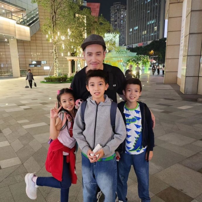 陈豪一家亲民搭地铁 儿1举动获赞有教养