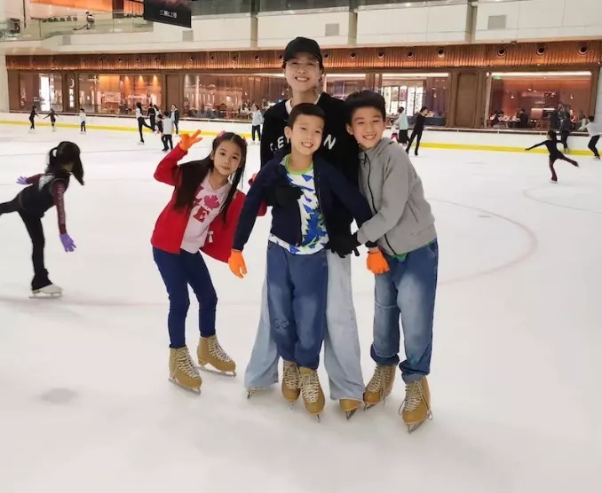 陈豪一家亲民搭地铁 儿1举动获赞有教养