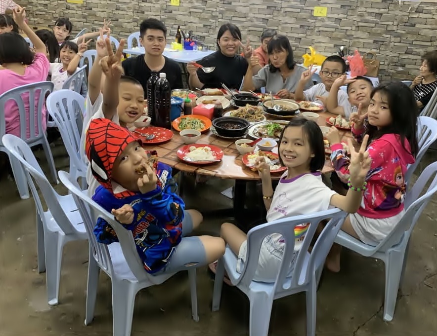 霹：第二版头／安顺大雨水患不烦厌 小旅客水上进餐