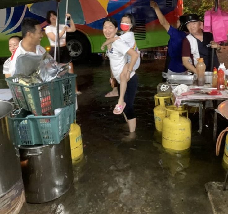 霹:第二版头/安顺大雨水患不烦厌 小旅客水上进餐