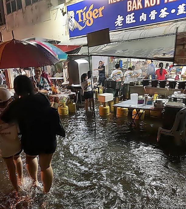 霹：第二版头／安顺大雨水患不烦厌 小旅客水上进餐