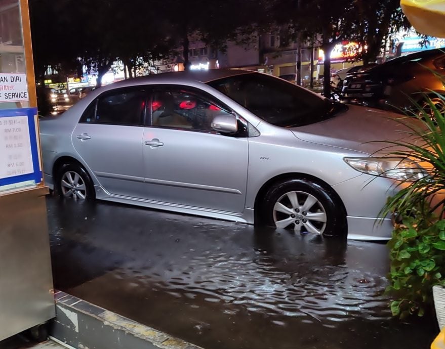 霹：第二版头／安顺大雨水患不烦厌 小旅客水上进餐