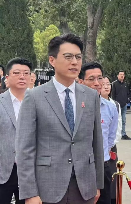 靳东又翻车! 大学发言被吐槽“不懂装懂”