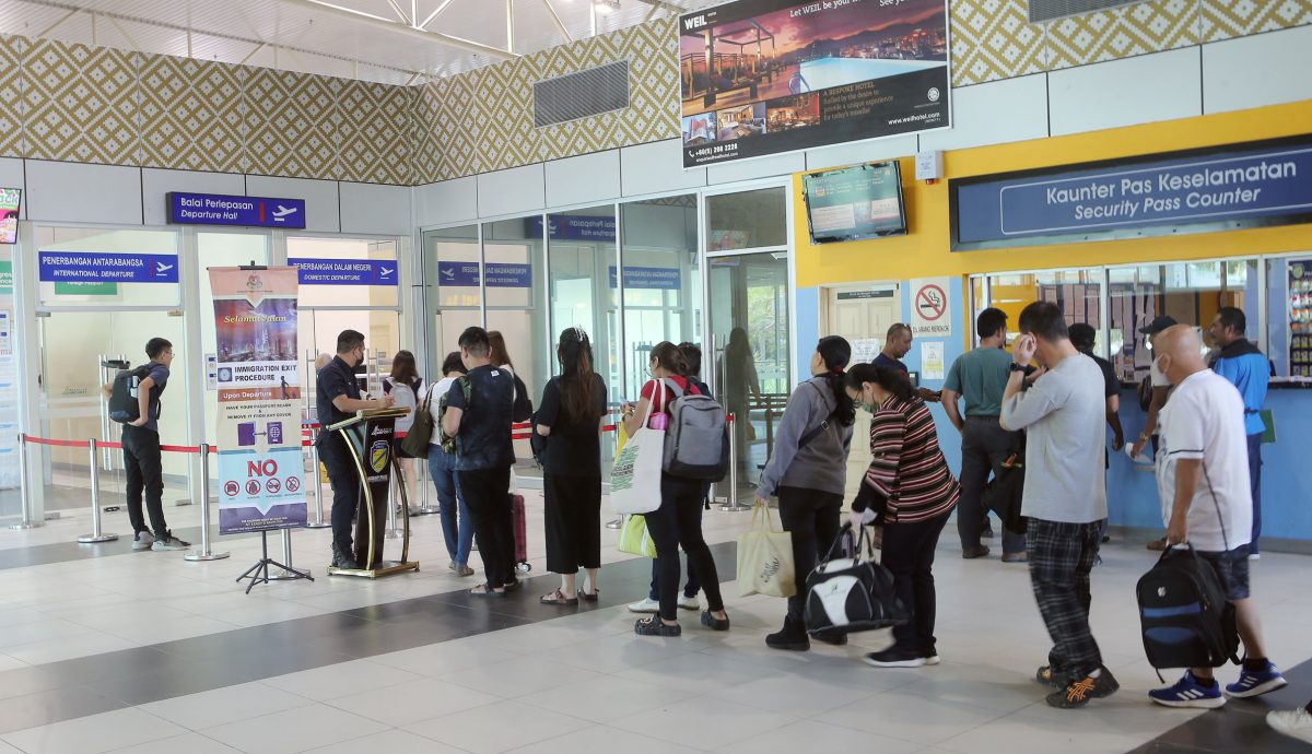 首7月搭客量破30万 怡机场日均逾1400人使用