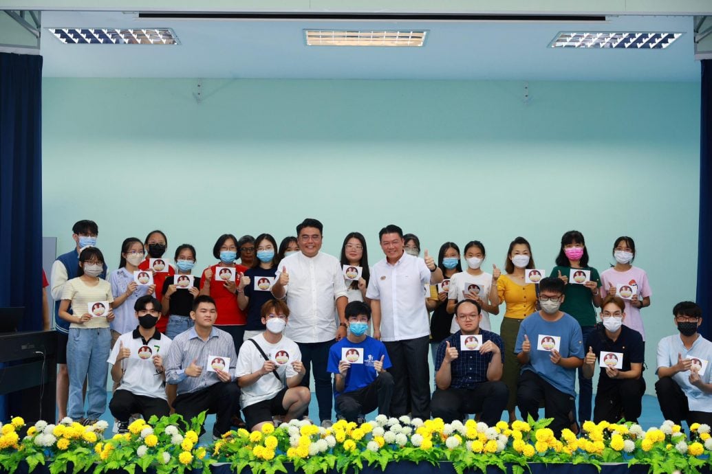 首轮助学金造福300名清寒子弟 吴家良:来年加码让更多学生受惠