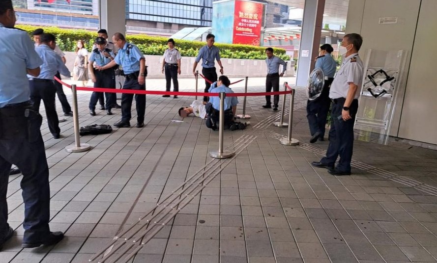 香港政府总部外2保安被刺伤 施袭少年被捕