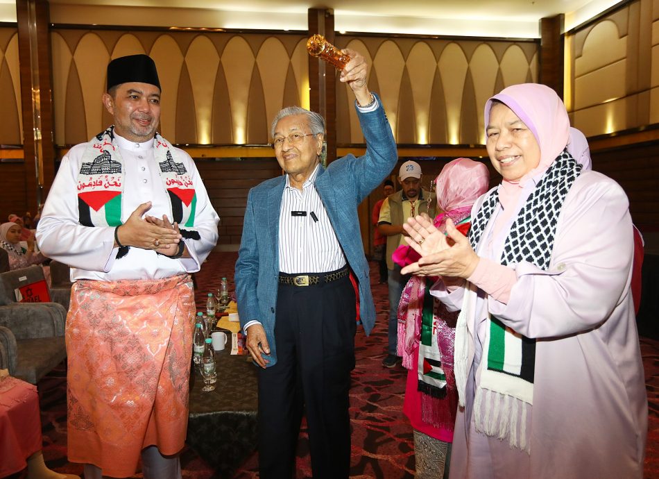 马哈迪出席1000个马来妇女集会