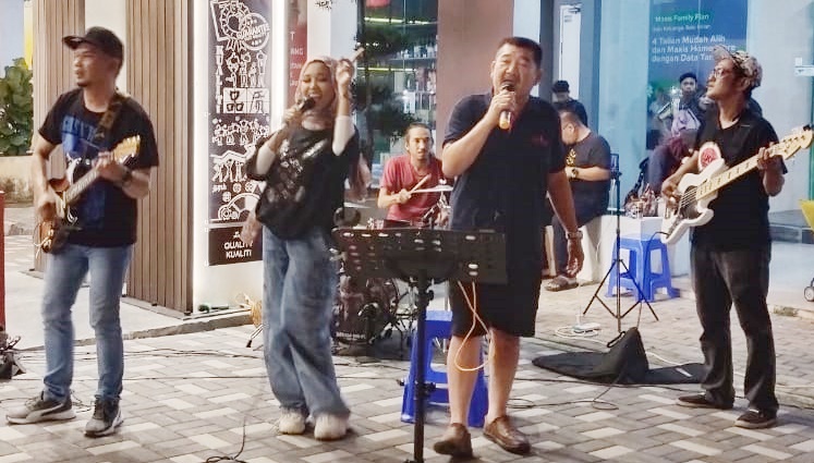马来街头艺人高唱华粤歌曲,华裔观众鼓掌喝彩合唱,无种族隔阂