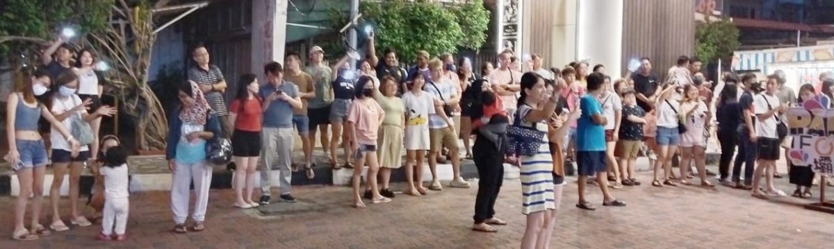 马来街头艺人高唱华粤歌曲,华裔观众鼓掌喝彩合唱,无种族隔阂