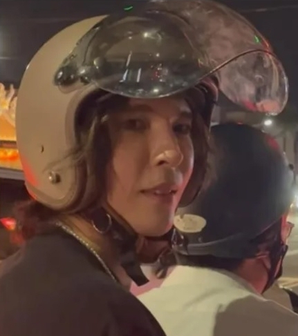 骑士红灯飙唱《天后》 陈势安坐摩托秒转头接唱