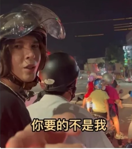 骑士红灯飙唱《天后》 陈势安坐摩托秒转头接唱