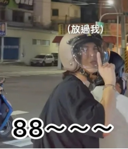 骑士红灯飙唱《天后》 陈势安坐摩托秒转头接唱