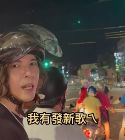 骑士红灯飙唱《天后》 陈势安坐摩托秒转头接唱