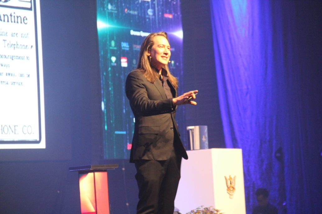 麦克沃尔什表示,人们必须意识到未来10年将会是非常具有破坏性的10年,而这可能改变人们的生活、工作及互动方式。