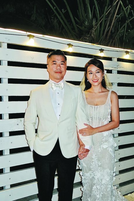 黄心颖低调嫁泥鯭 透视婚纱晒巨型婚戒