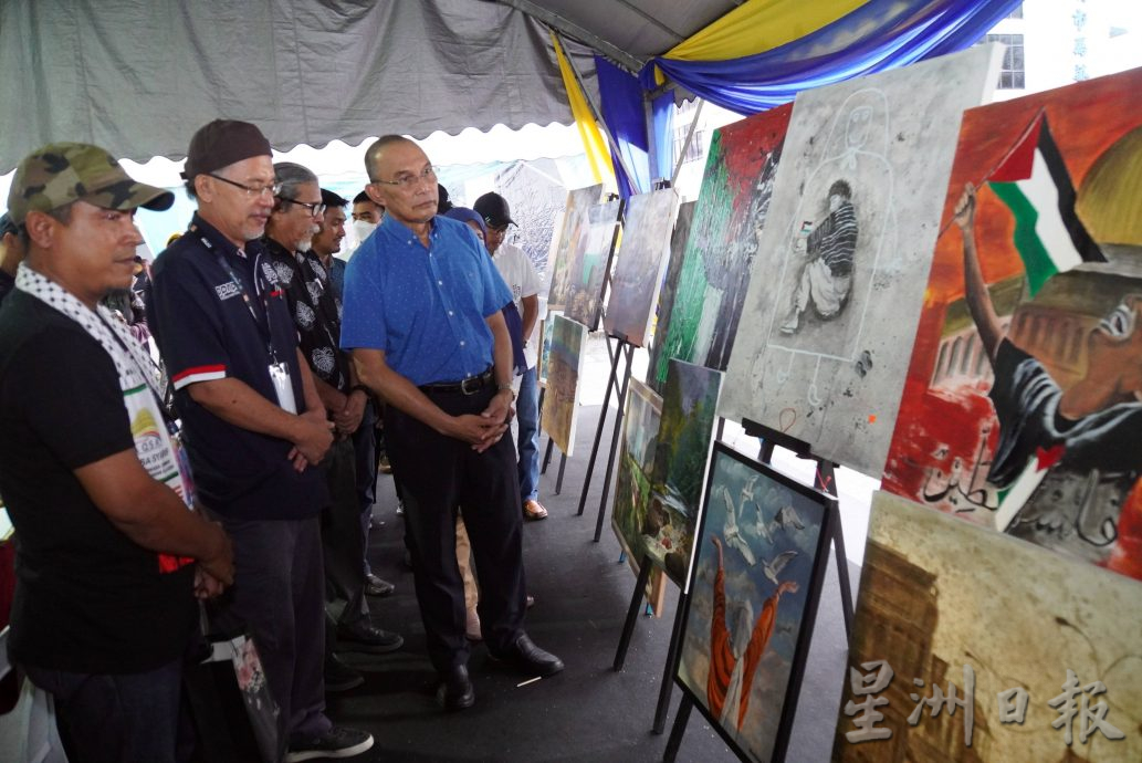 (全国版)玻大臣支持学校办“巴周”,灌输人道主义正确思想