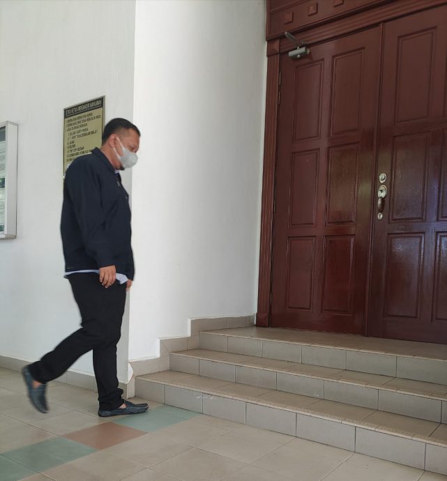 联邦土地发展局经理利用职务便利，将所卖出的新鲜水果费用共5万5786令吉汇入个人银行户口涉嫌贪污。