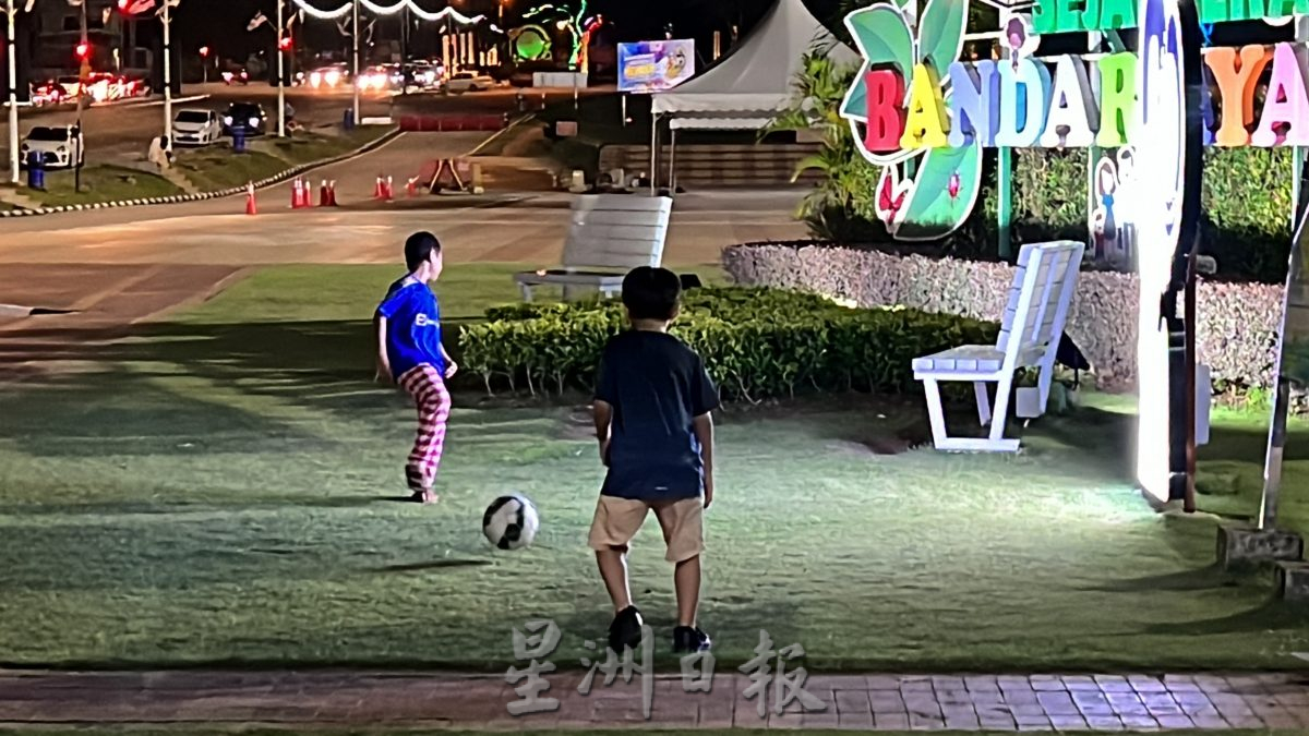 （古城封底主文）《用眼睛去旅游》：马六甲历史城市政厅广场