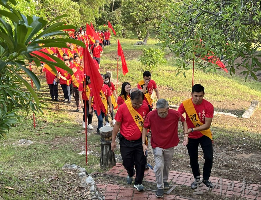 (古城封底主文)三山九九人龙环绕·展现中华文化传承