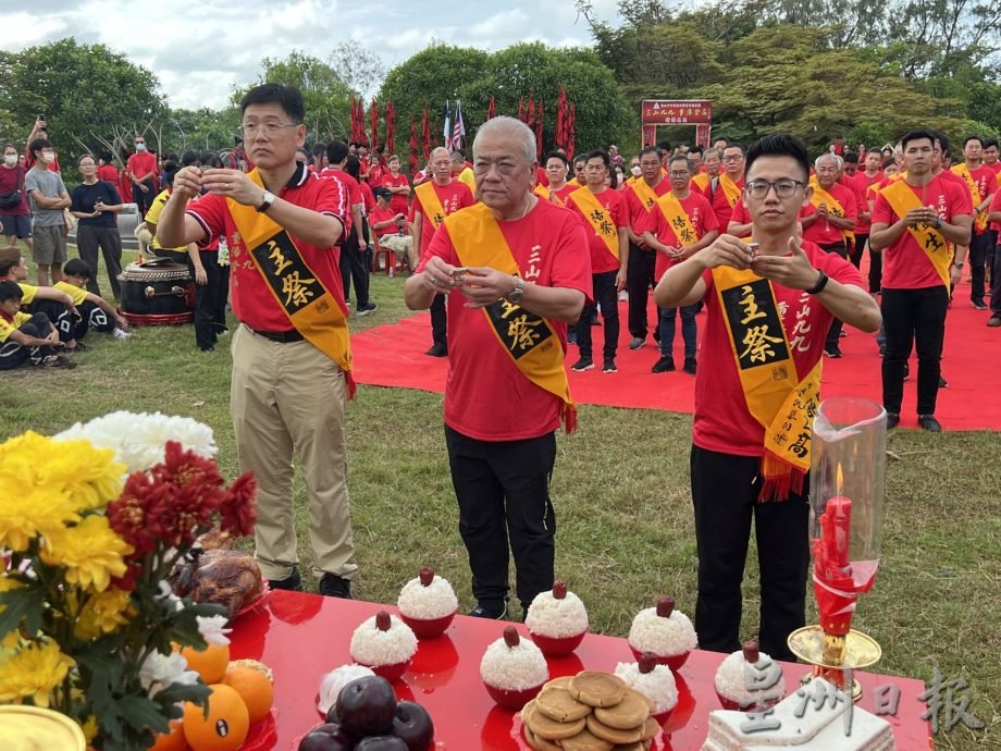 (古城封底主文)三山九九人龙环绕·展现中华文化传承