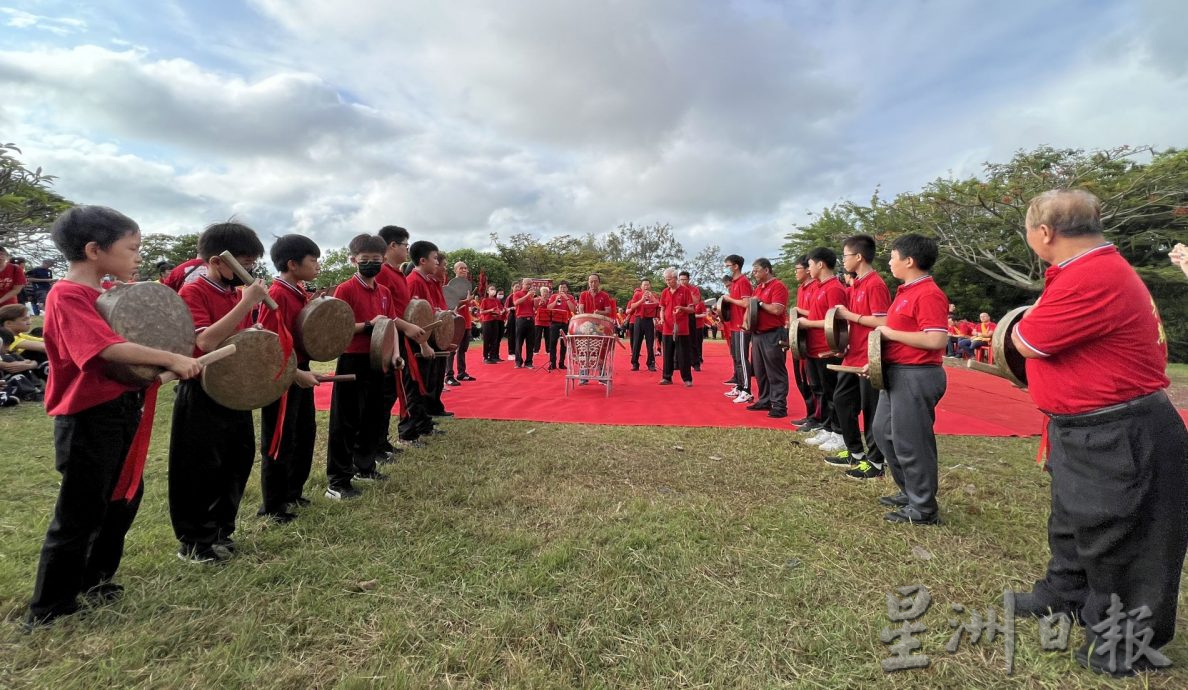 (古城封底主文)三山九九人龙环绕·展现中华文化传承