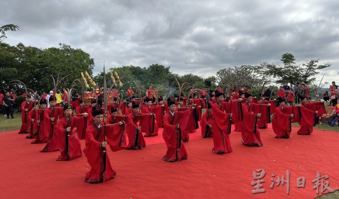 (古城封底主文)三山九九人龙环绕·展现中华文化传承