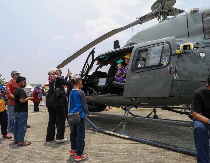 (古城封底副文)航空嘉年华反应热烈·截至中午售5350门票