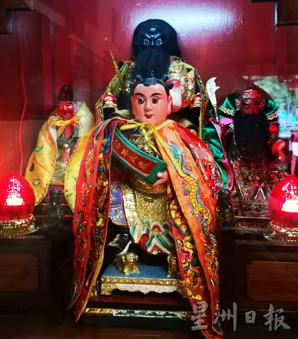 （古城封底文）《庙堂之旅》近200年老庙曲江庙 因位处弯弯曲曲小溪旁而命名 伯公左手持拐杖右手握元宝与众不同